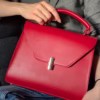 Стилна твърда дамска чанта с лъскава закопчалка - червена