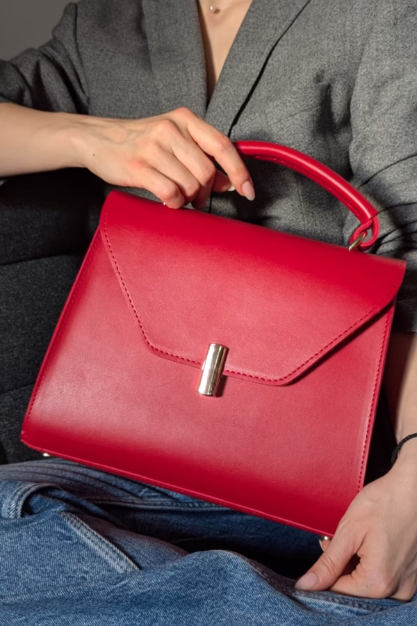 Стилна твърда дамска чанта с лъскава закопчалка - червена