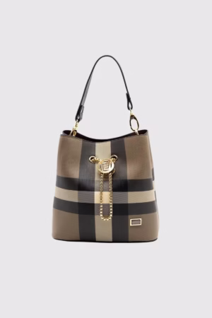 Открийте дамска чанта „Катания“ в каре – елегантен аксесоар с метални детайли, практично разпределение и универсален дизайн. Подходяща за всеки повод.