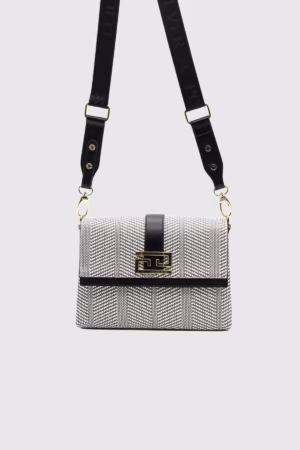Открийте стил и практичност с дамска чанта „Фиона“ в черно и бяло – изискана, удобна и идеална за всеки ден. С три отделения и златисти детайли, тя е перфектният аксесоар за модерната жена.