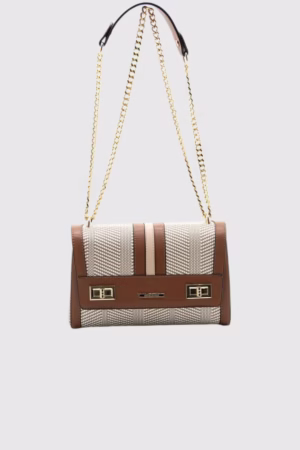 Дамска чанта „Лора“ в кафяво и екрю, носена на рамо
