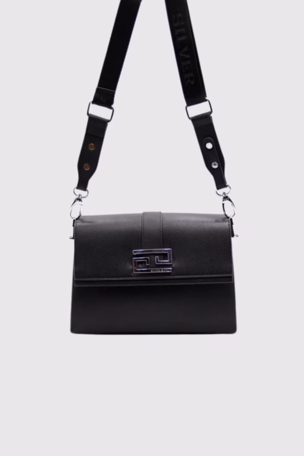 Открий стил и удобство с дамска чанта „Фиона“ в черно – елегантна, лека и с практично разпределение. Перфектен избор за всяка визия.