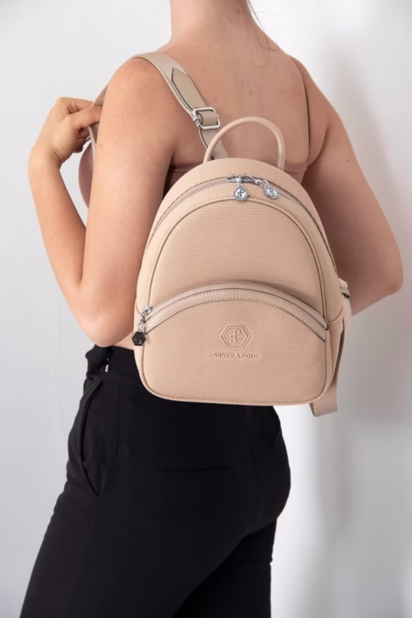 Открий стил и комфорт с дамска раница в бежов мат „Памела“ – идеалният аксесоар за всяка модерна жена. Практична, елегантна и създадена с внимание към детайла.