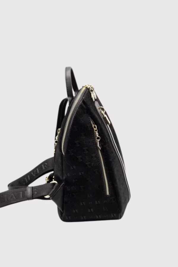 Дамска раница „Нерола“ в черно – стилна, лека и удобна раница от еко кожа. Подходяща за ежедневието и вечерни излизания, с елегантен дизайн и множество практични джобове.