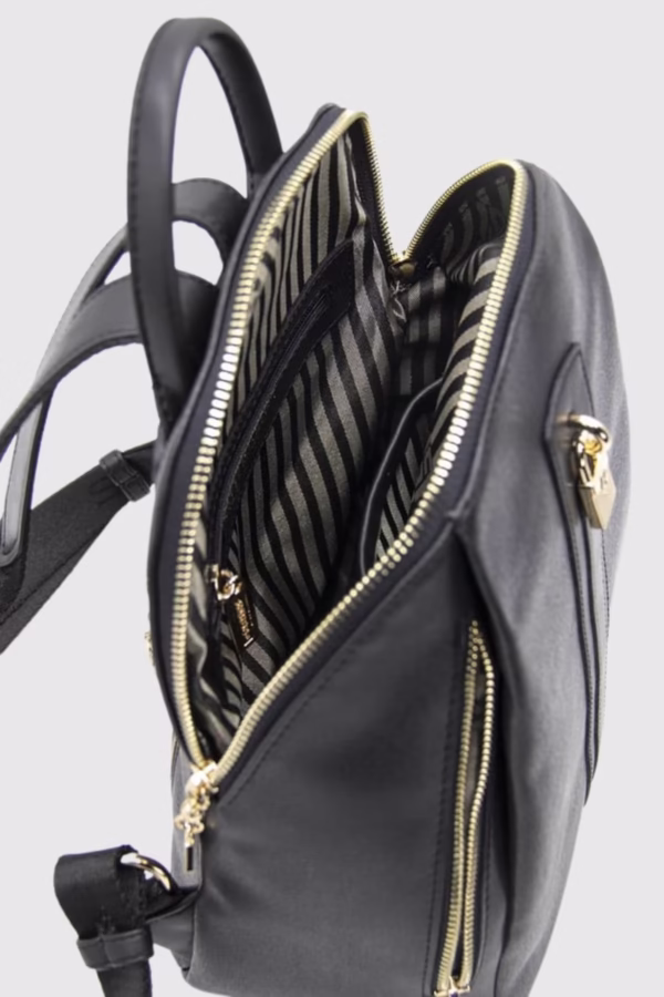 Дамска раница „Нерола“ в черно – стилна, лека и удобна раница от еко кожа. Подходяща за ежедневието и вечерни излизания, с елегантен дизайн и множество практични джобове.