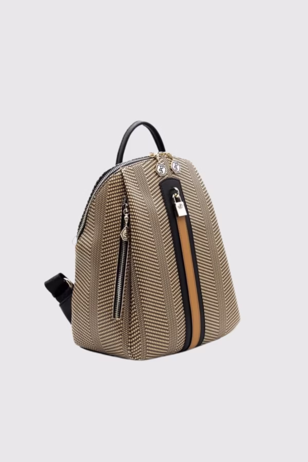 Открий дамска раница „Патриция“ в бежово и черно – стилна, лека и удобна за ежедневна употреба с практични джобове и елегантни златисти акценти.