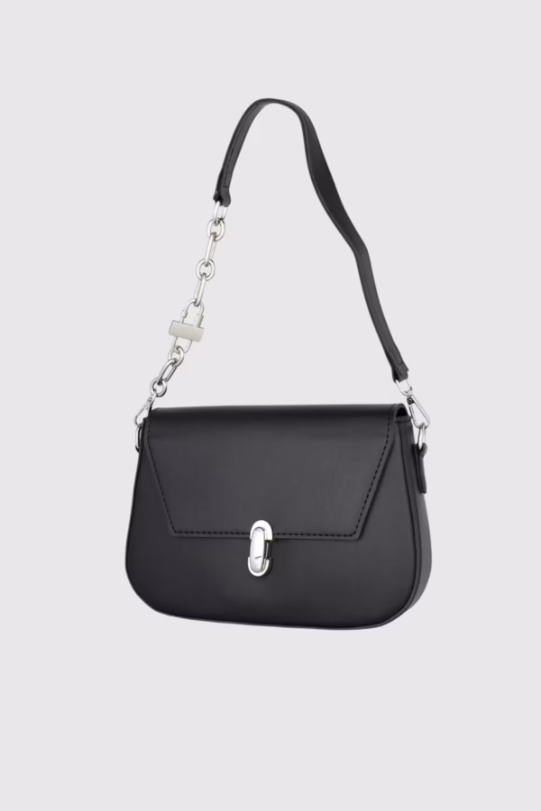 Дамска чанта в цвят черно