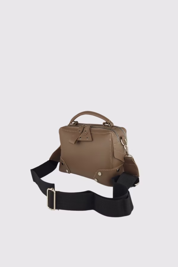 Дамска чанта с подсилено дъно и сребристи кабси в кафяво