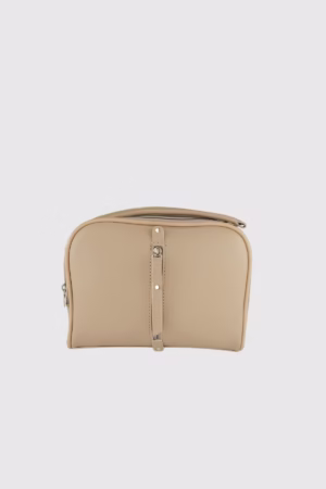 Дамска чанта с дълга презрамка и много джобове