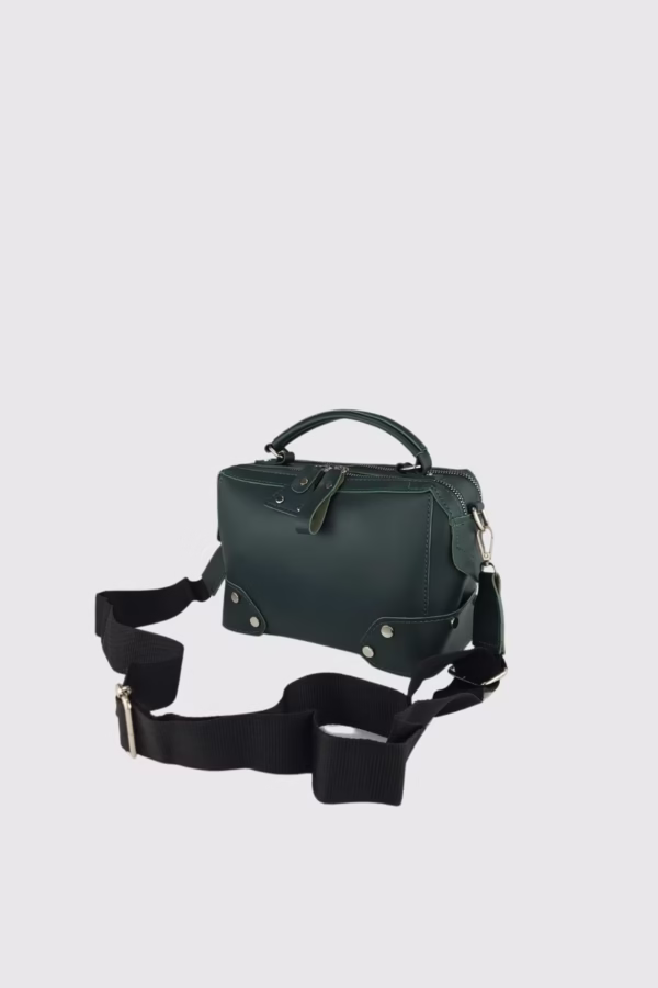 Дамска чанта с подсилено дъно и сребристи кабси в тъмно зелено