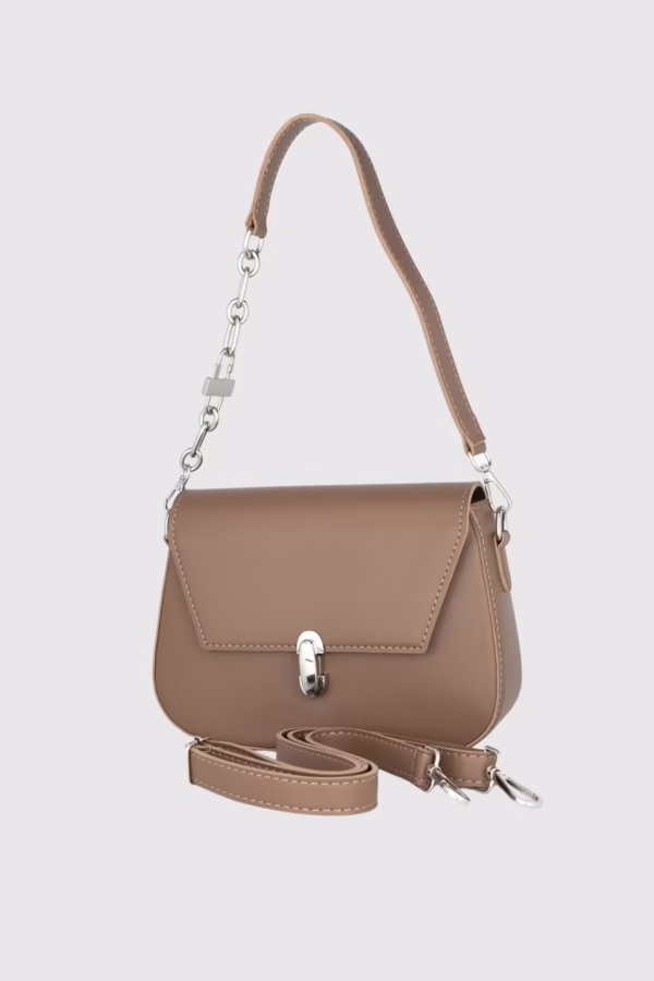 Дамска чанта в цвят кафяво