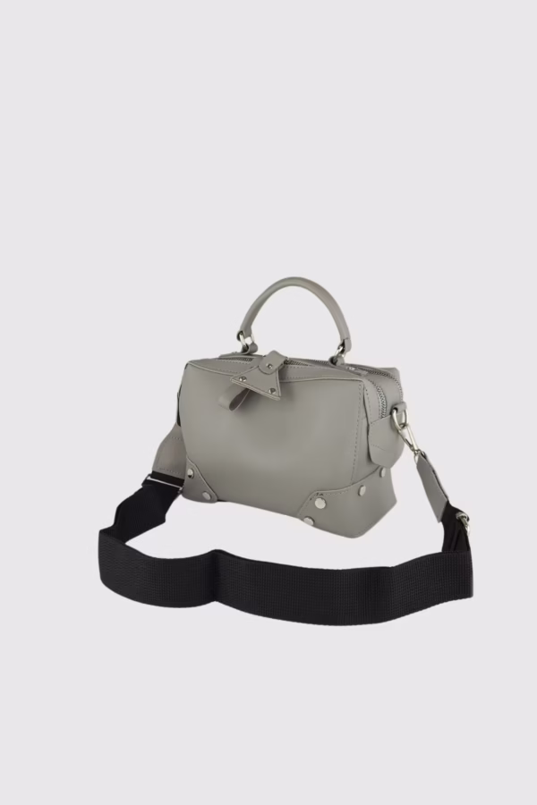 Дамска чанта с подсилено дъно и сребристи кабси в сиво