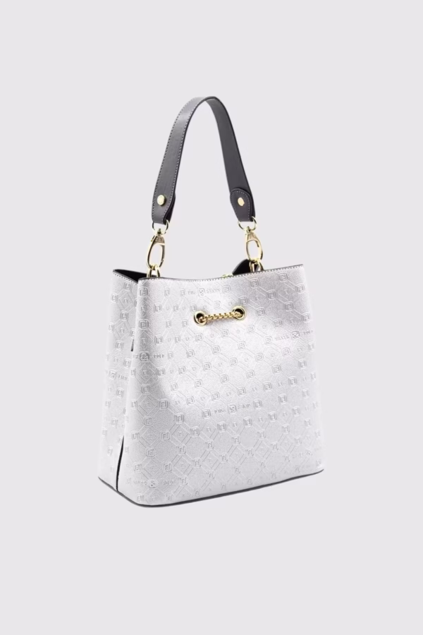 Изберете дамска чанта в сиво „Катания“ – елегантна, лека и функционална. Перфектна за ежедневие и специални поводи.