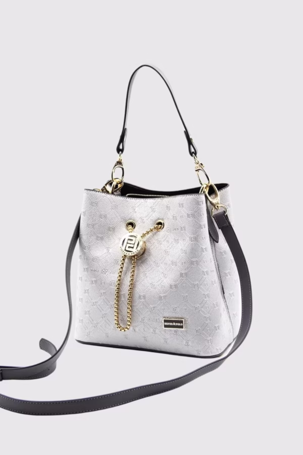 Изберете дамска чанта в сиво „Катания“ – елегантна, лека и функционална. Перфектна за ежедневие и специални поводи.