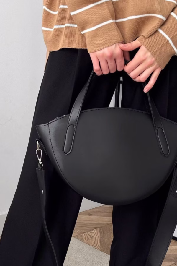 Овална дамска чанта-черно - 6 2