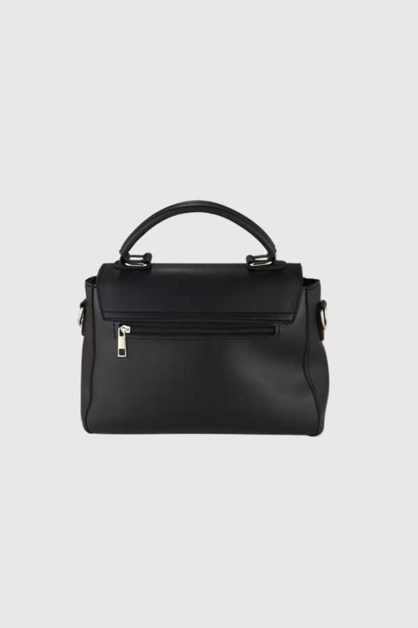 Дамска чанта с метален орнамент в черно