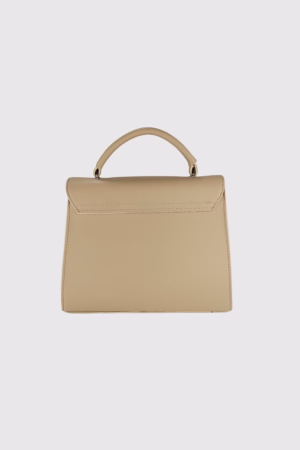 Стилна твърда дамска чанта в бежово