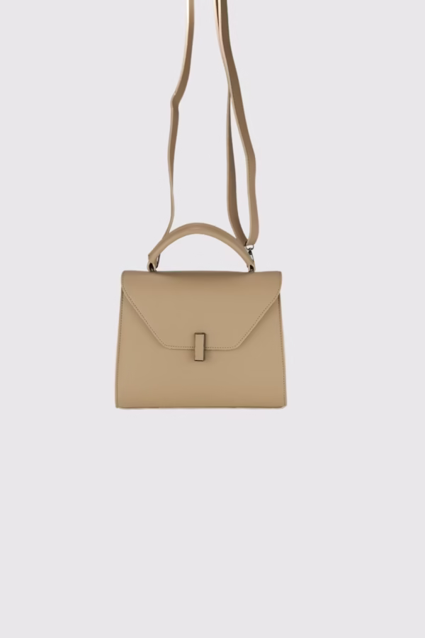 Стилна твърда дамска чанта в бежово