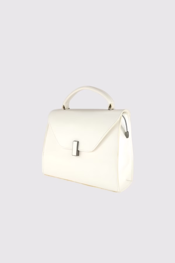 Стилна твърда дамска чанта в бяло