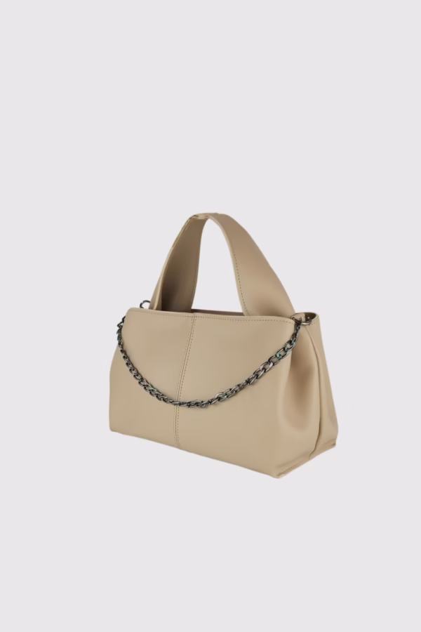 Дамска чанта с метална верижка в бежово
